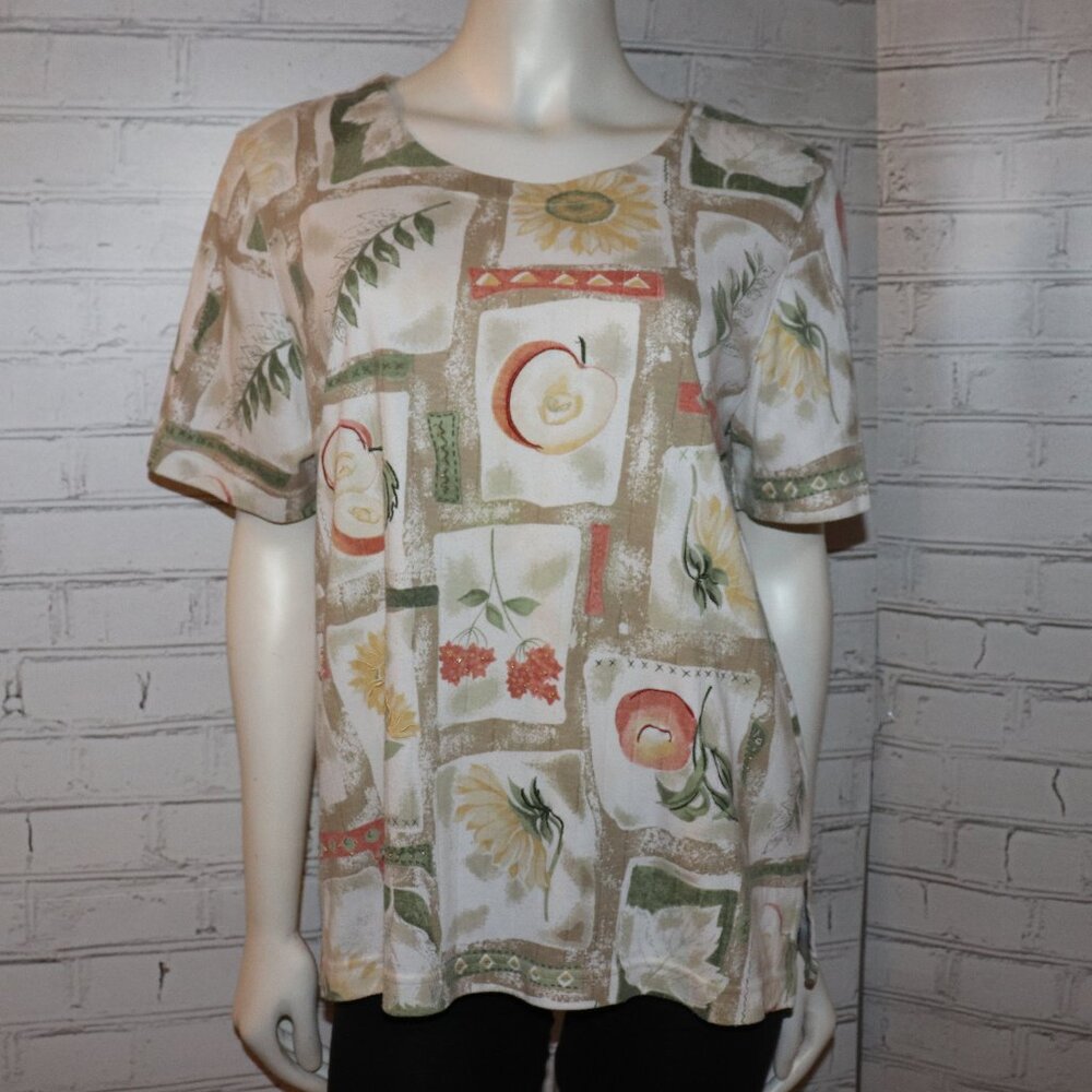 🍏 Alfred Dunner White & Tan Apple Floral Tee – Size LP